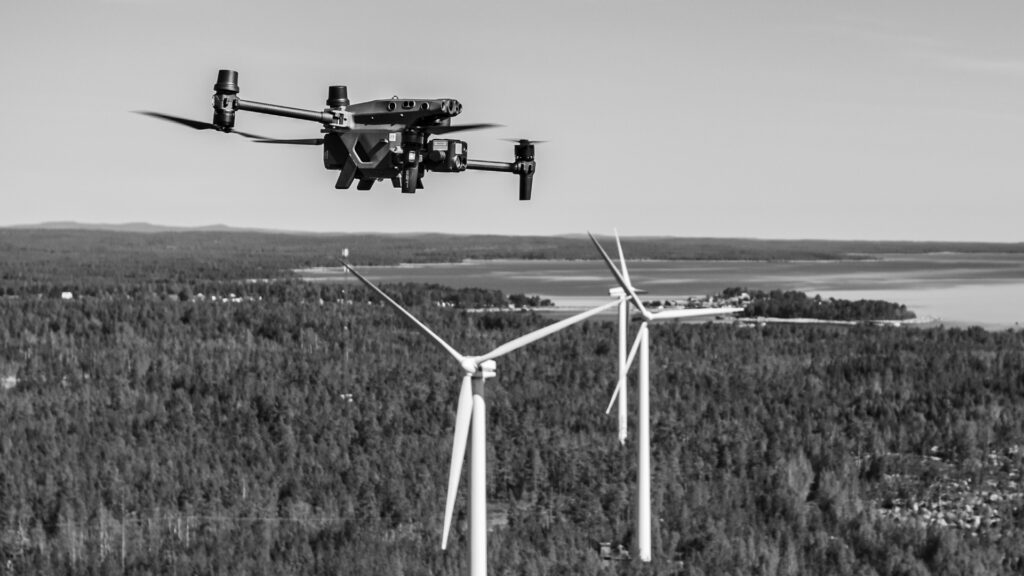 Inspektion av vindkraftverk med drönare. Bladinspektion, besiktning av vingar på vindkraftverk